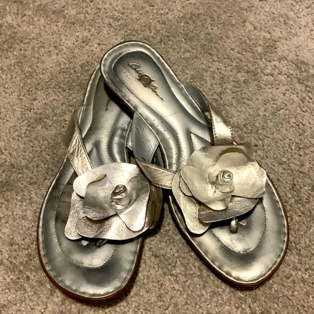 Women’s Born Leather Silver Flower Sandal Size 10